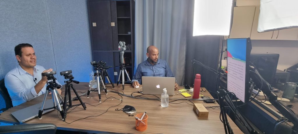 Estúdio audiovisual em Brasília - Dr-Eduardo-Nascimento-no-estudio-3-LADOS-gravando-curso-1024x461%